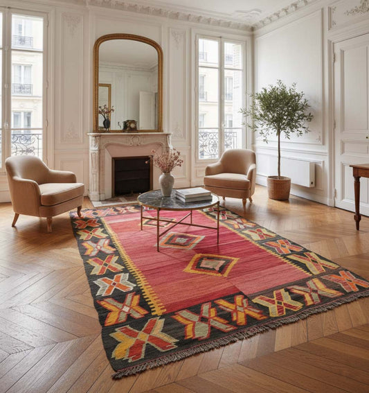 Kilim Adana 270 x 195 cm en situation dans un intérieur moderne – Décoration provenance Adana