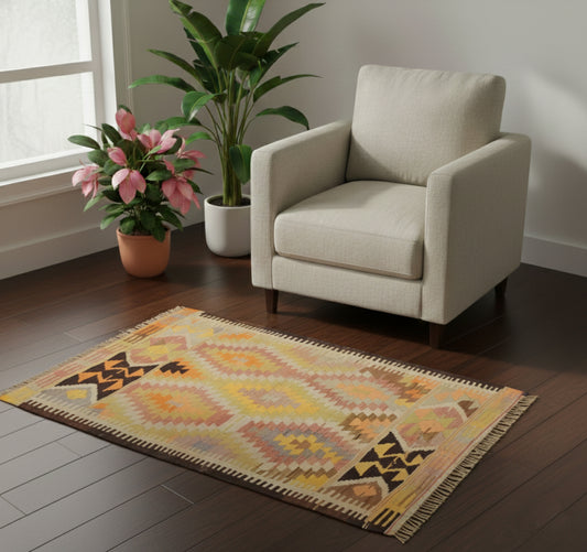 Kilim Barak 156 x 120 cm en situation dans un intérieur moderne – Décoration provenance Barak