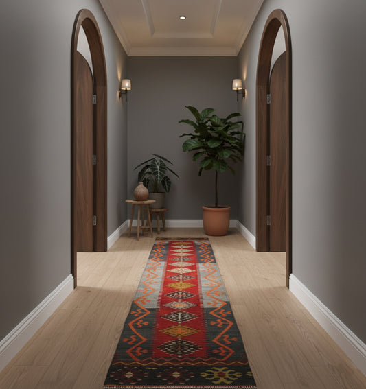 Kilim Kirsehir 420 x 62 cm en situation dans un intérieur moderne – Décoration provenance Kirsehir