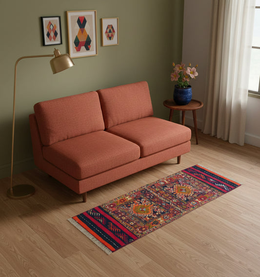 Kilim Soumak 157 x 50 cm en situation dans un intérieur moderne – Décoration provenance Soumak