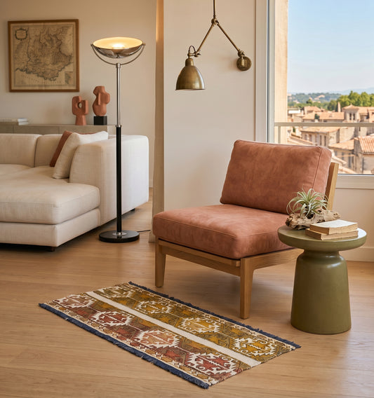 Tapis kilim Cuval ancien au format étroit et allongé (122 x 50 cm), tissé à la main en Anatolie avec des motifs géométriques et des teintes vibrantes. Cette pièce artisanale unique apporte une touche d'authenticité à un intérieur raffiné à Menton, s'intégrant parfaitement dans une entrée, un couloir lumineux ou comme élément décoratif mural au-dessus d'une console, soulignant l'élégance méditerranéenne des lieux.