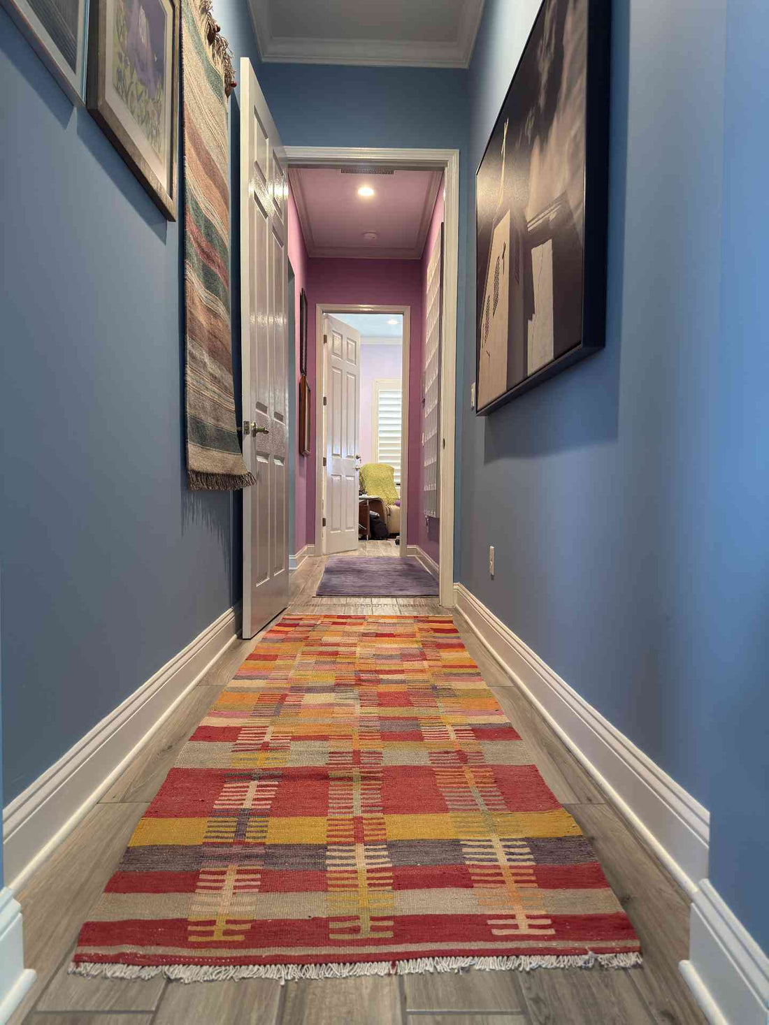 Kilim ancien Adana 280x90 cm posé dans un couloir bleu à Saint Augustine, motifs géométriques rouges et jaunes