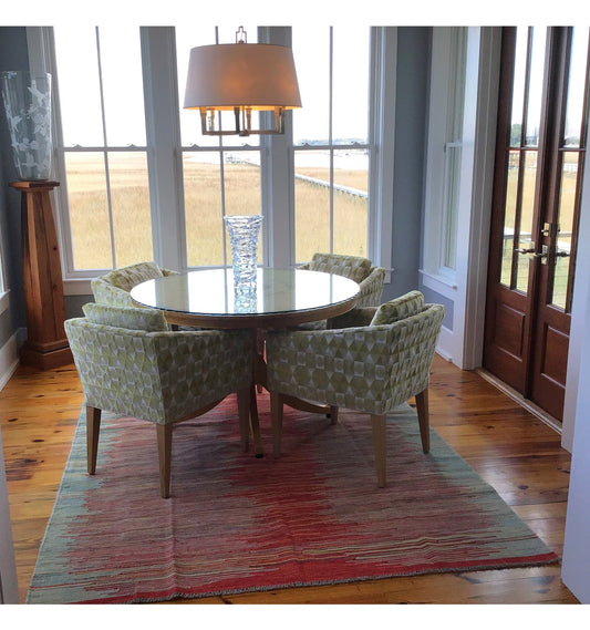 Kilim Art Déco 200x300 cm dans une salle à manger à Los Angeles, table ronde en verre, chaises vert sauge, lustre laiton, vue sur les plaines