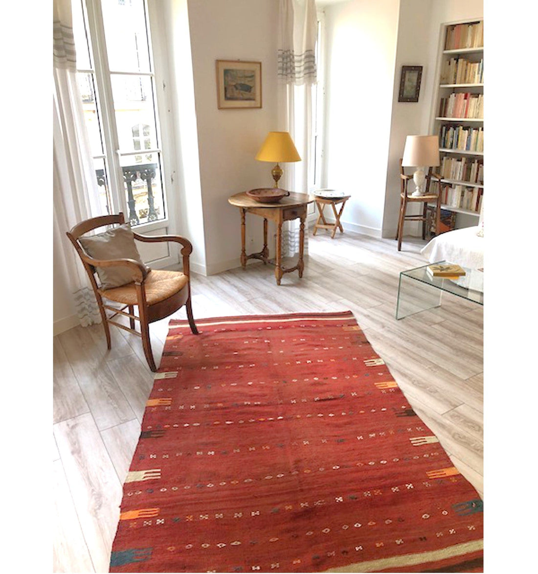 Kilim ancien Aydin 212x137 cm dans une chambre à Paris, parquet clair, grandes fenêtres, bibliothèque, lit en fond de pièce