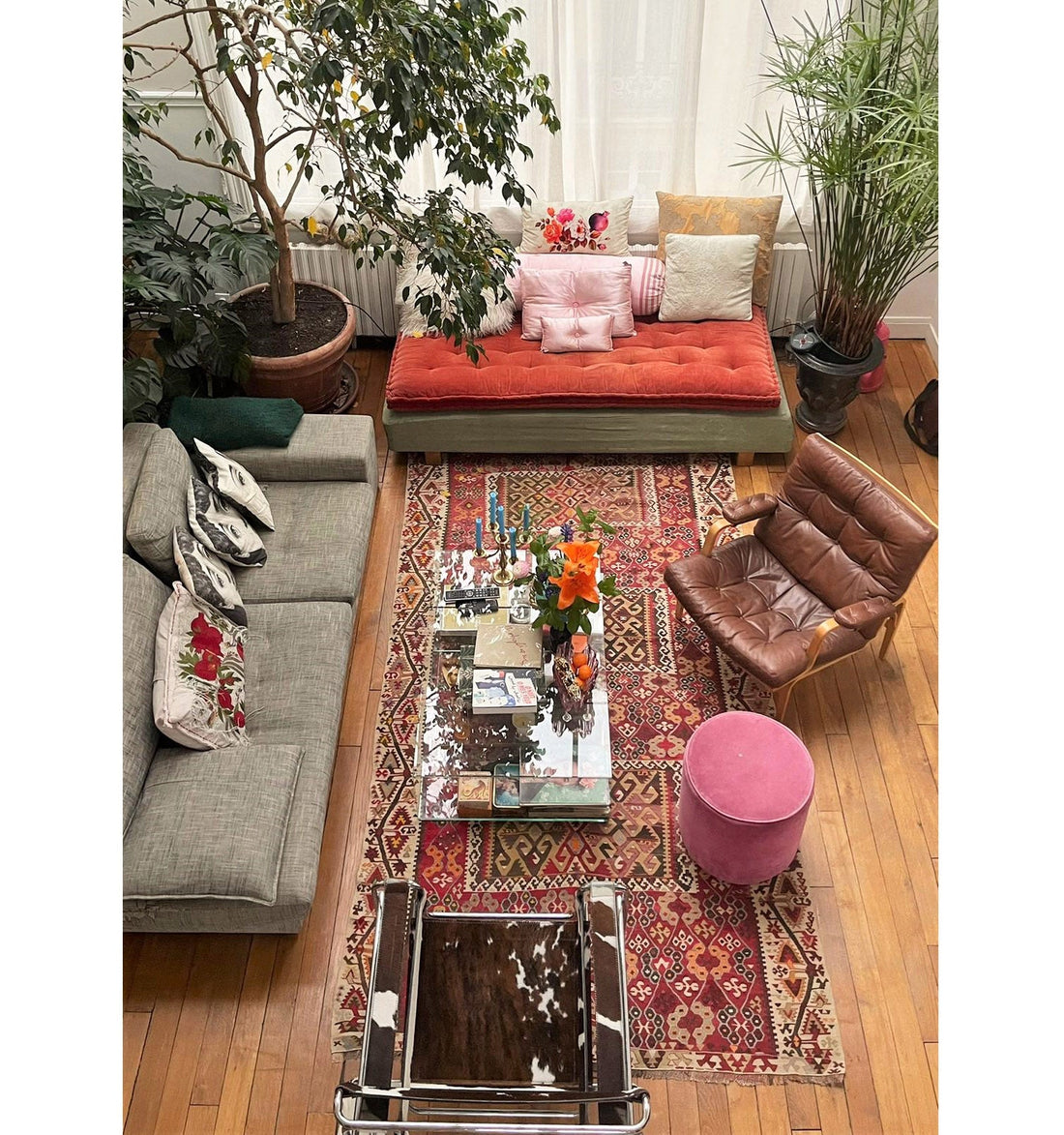 Kilim ancien Zincirli 370x190 cm dans un salon à Paris 8ème, vue en plongée, canapé gris, méridienne terracotta, fauteuil cuir, plantes