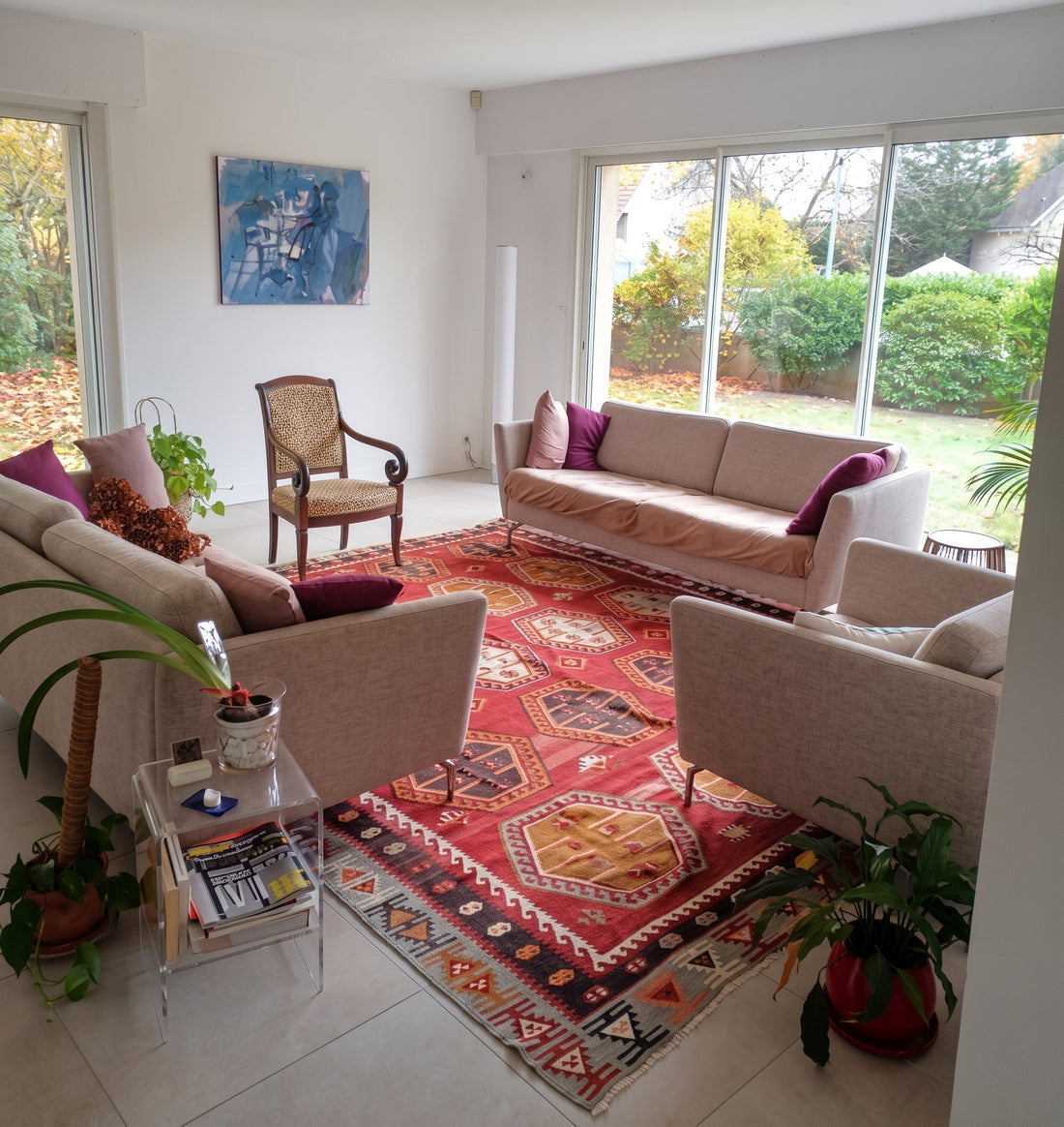 Kilim tapis ancien Sarkisla rouge de 350 × 250 cm dans un salon lumineux à Genève, ouvert sur un jardin