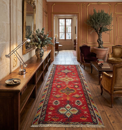 Kilim ancien Sarkisla 310 x 115 cm – Tapis turc en laine tissé main, posé dans un couloir parisien, provenance Sarkisla, Anatolie Centrale