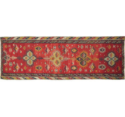 Vue horizontale du kilim Sarkisla 310 x 115 cm – Tapis turc de couloir en laine, fond rouge, motifs géométriques, provenance Sarkisla