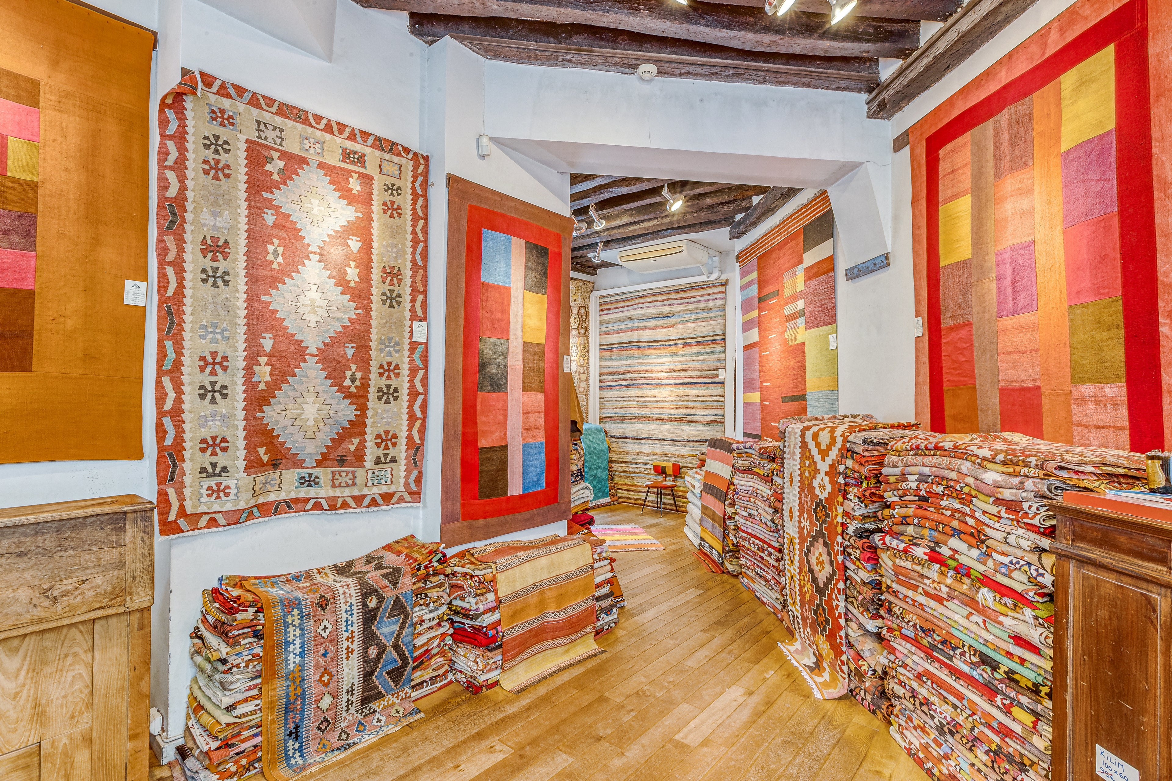 Boutique Anatolie Kilim à Paris, galerie de kilims anciens et contemporains exposés rue Dauphine