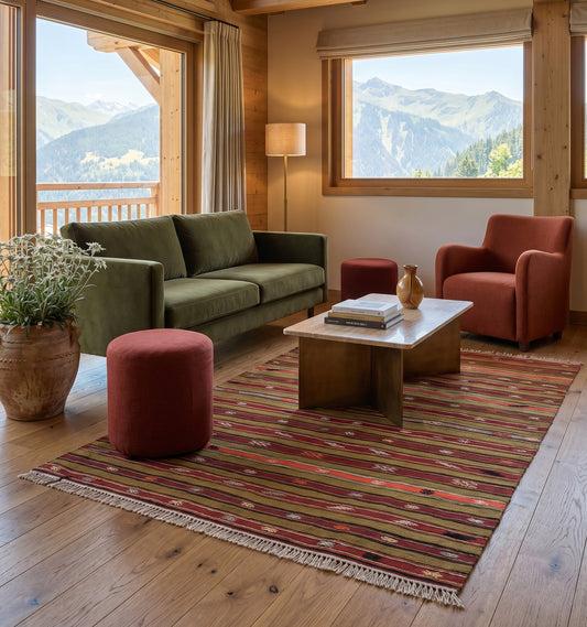 Grand tapis kilim ancien d'Anatolie aux motifs géométriques et losanges contrastés, réchauffant le salon contemporain d'un chalet haut de gamme à Chamonix dans les Alpes. Le mariage parfait entre l'authenticité du tissage artisanal et un mobilier moderne et épuré en bois.