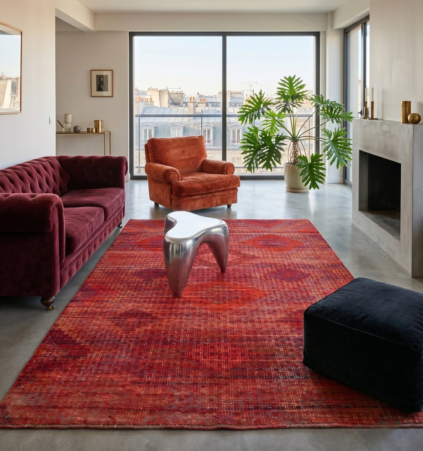 Grand tapis kilim ancien d'Anatolie rouge aux reflets profonds, habillant le sol en béton ciré d'un loft contemporain à Paris. Un chef-d'œuvre de tissage artisanal qui contraste avec une table basse en métal chromé et un mobilier chic face à une baie vitrée.