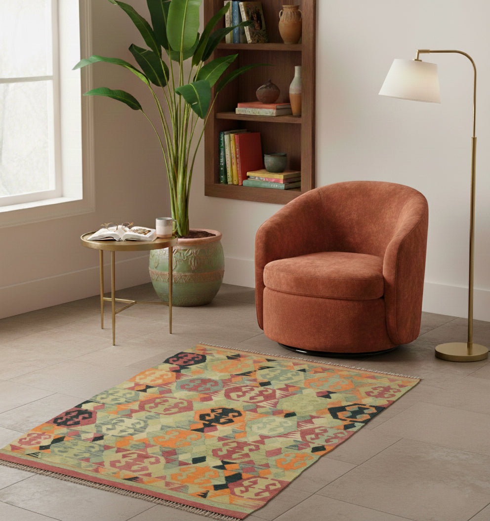 Kilim Adana 135 x 105 cm en situation dans un intérieur moderne – Décoration provenance Adana