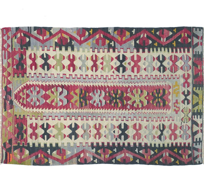 Tapis kilim ancien Esme 130×100 cm, vue d'ensemble – Laine naturelle, environ 65 ans, Anatolie de l'Ouest (Égée)