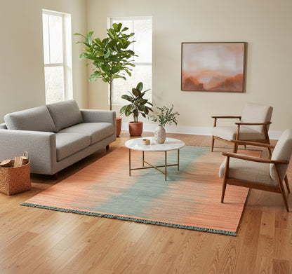 Kilim Art Deco 252 x 174 cm en situation dans un intérieur moderne – Décoration provenance Nord Ouest-Afghanistan