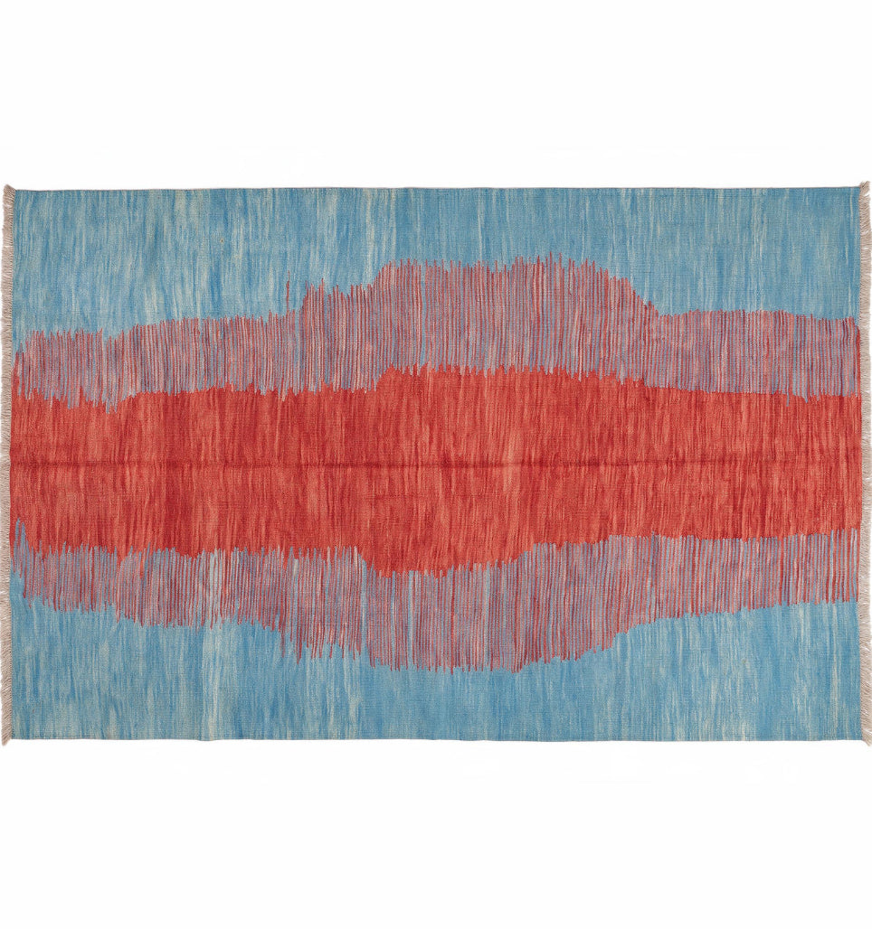 Kilim contemporain Art Déco 297 x 195 cm – vue horizontale, bande rouge irrégulière sur fond bleu turquoise, pièce unique tissée main
