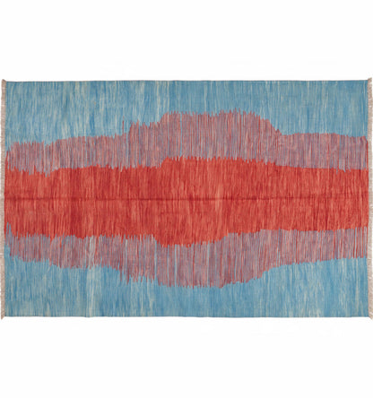 Kilim contemporain Art Déco 297 x 195 cm – vue horizontale, bande rouge irrégulière sur fond bleu turquoise, pièce unique tissée main