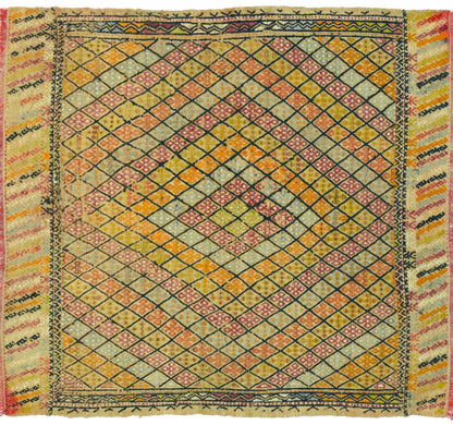 Vue horizontale du kilim Cicim 127 x 113 cm – Tapis turc en laine de provenance Cicim