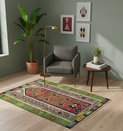 Kilim Esme 135 x 115 cm en situation dans un intérieur moderne – Décoration provenance Esme