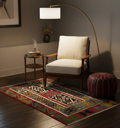 Kilim Esme 150 x 110 cm en situation dans un intérieur moderne – Décoration provenance Esme