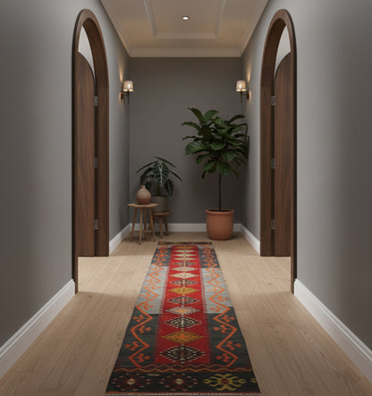 Kilim Kirsehir 420 x 62 cm en situation dans un intérieur moderne – Décoration provenance Kirsehir