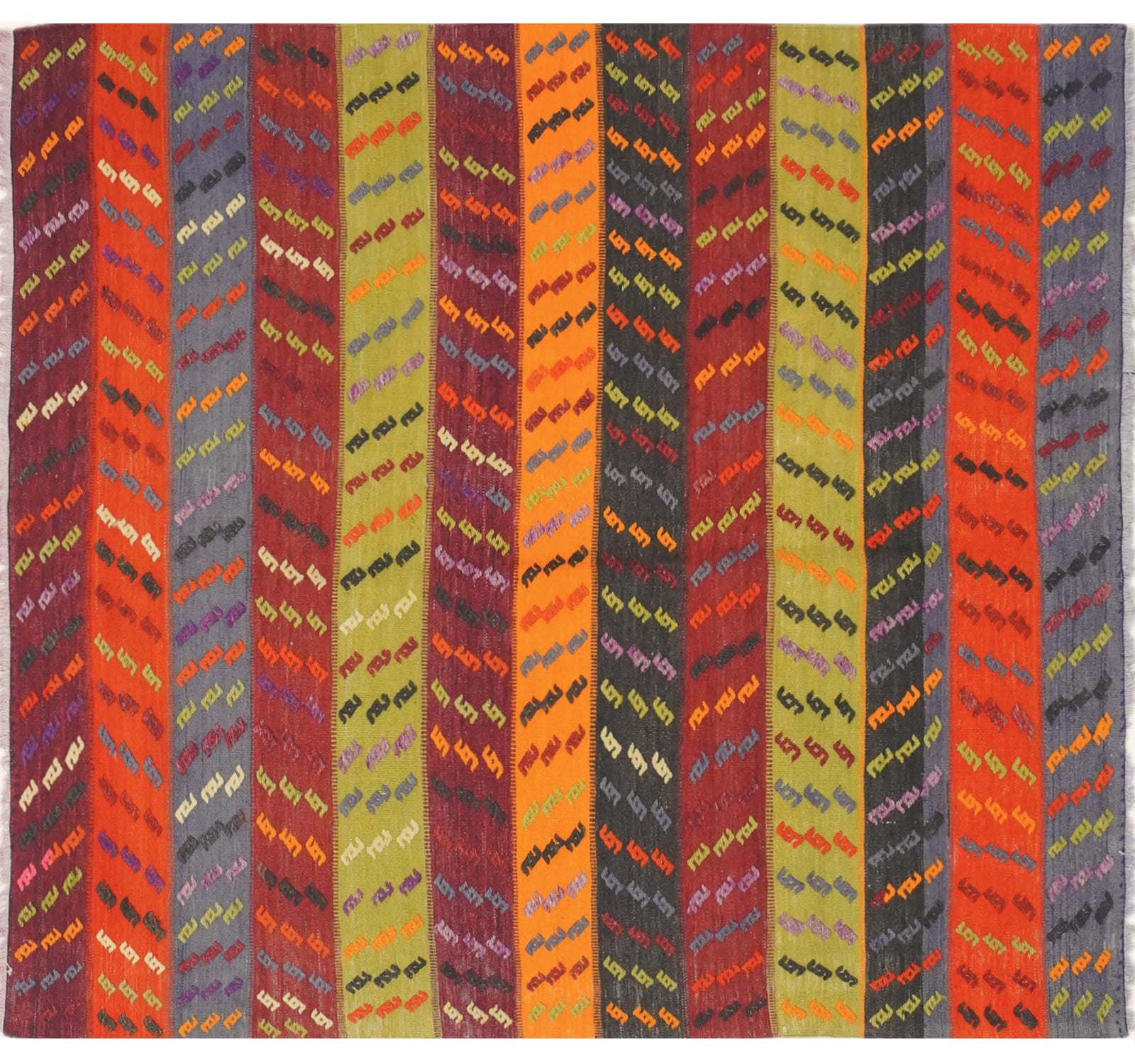 Vue horizontale du kilim Manisa 132 x 130 cm – Tapis turc en laine de provenance Manisa