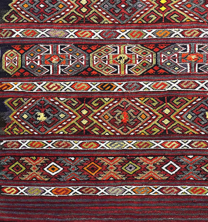 Détail du tissage – Tapis kilim ancien Menemenci 125×100 cm, laine naturelle tissée main