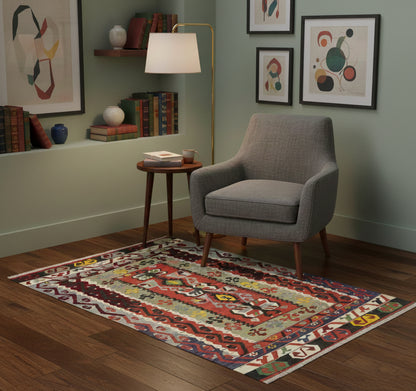 Kilim Pamukale 135 x 115 cm en situation dans un intérieur moderne – Décoration provenance Pamukale