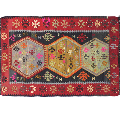 Vue horizontale du kilim Yozgat 110 x 80 cm – Tapis turc en laine de provenance Yozgat