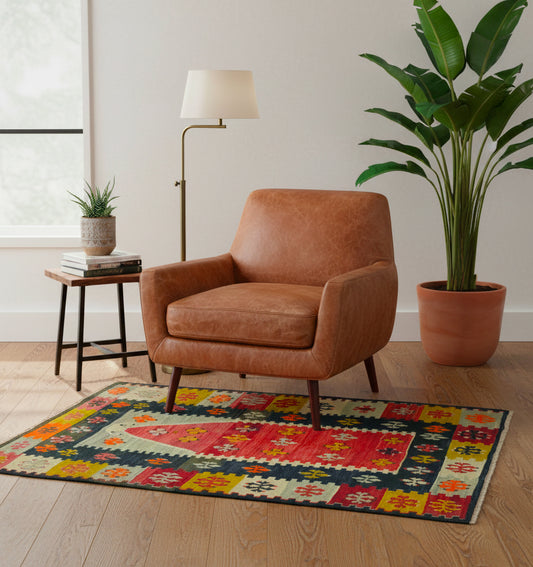 Kilim Yozgat 130 x 95 cm en situation dans un intérieur moderne – Décoration provenance Yozgat