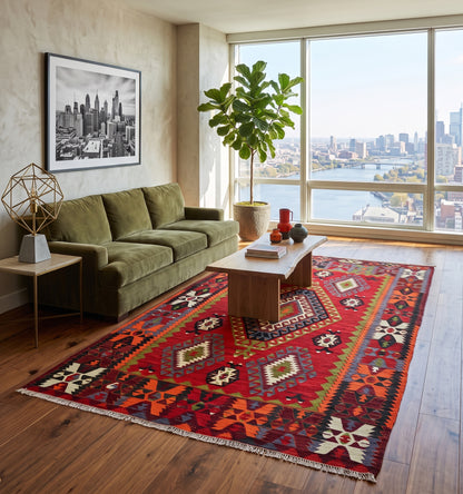Kilim ancien Cal tissé main par des nomades d'Anatolie, tapis kilim en laine naturelle et teintures végétales posé dans un loft à Philadelphie face au skyline, fragment d'histoire au cœur d'un intérieur contemporain