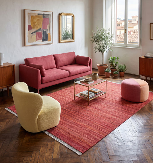 Kilim tissé main en laine, teinture chinée dans les tons rouge et terracotta, posé dans un salon florentin face aux toits de tuiles toscanes, tapis kilim contemporain aux nuances vivantes