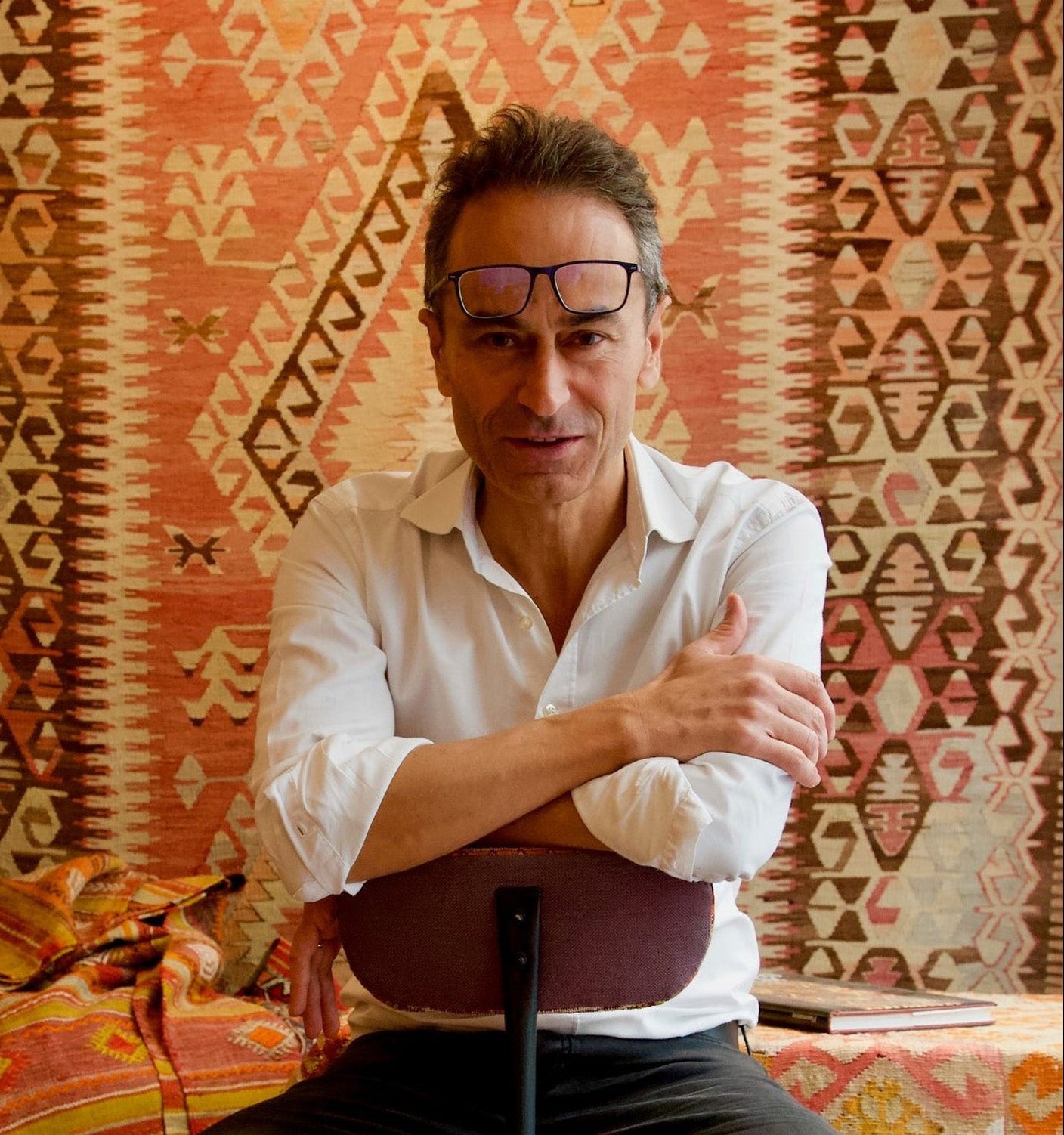 Les kilims sont sélectionnés à la source en Cappadoce par Enbiya, fondateur d'Anatolie Kilim.