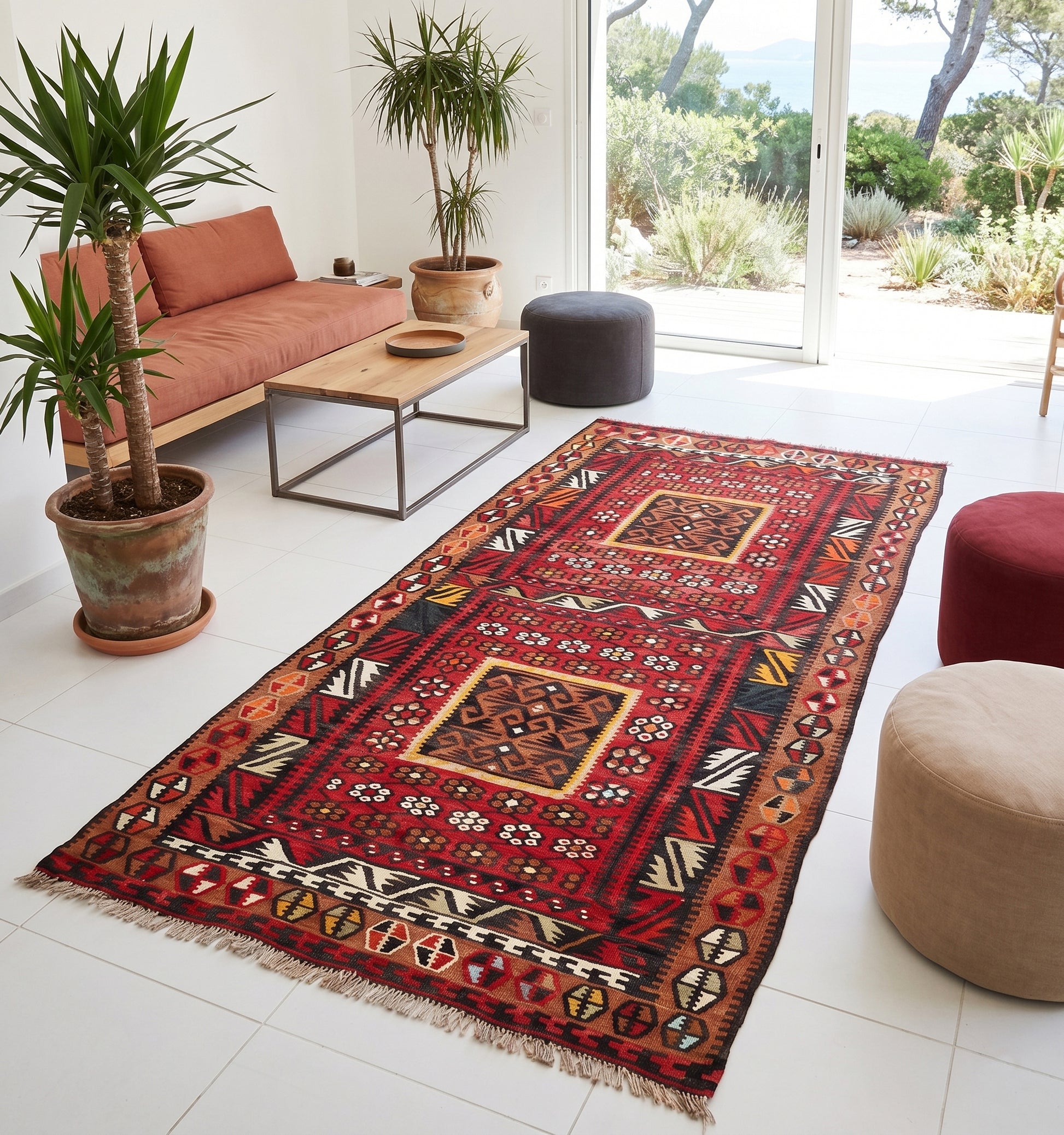 Tapis kilim Kayseri vintage de 60 ans aux motifs géométriques et couleurs chaudes, tissé à la main en Anatolie. Cette pièce de collection artisanale sublime le salon d'une villa lumineuse sur la Côte d'Azur, créant un contraste chic entre l'héritage turc, un mobilier minimaliste et une vue imprenable sur la Méditerranée.