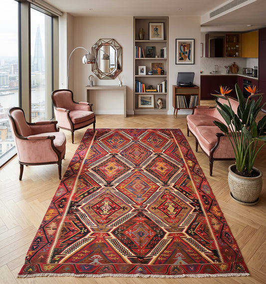 Tapis kilim tissé main aux médaillons losangés rouge et brun, tapis contemporain d'inspiration Anatolie posé dans un appartement à Londres face à la Tamise et The Shard, motifs répétés dans la tradition des tisserands nomades