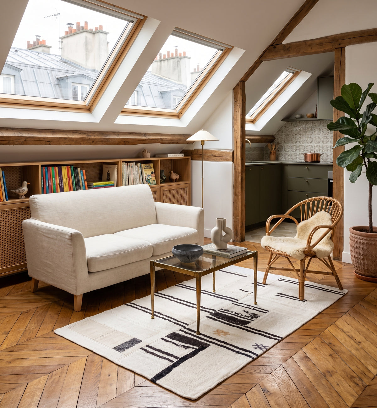 Tapis kilim patchwork en chanvre, tissé main à partir de kilims anciens d'Anatolie recomposés, motif rayé noir et écru posé sur parquet en chevrons dans une mansarde à Paris sous velux et poutres apparentes