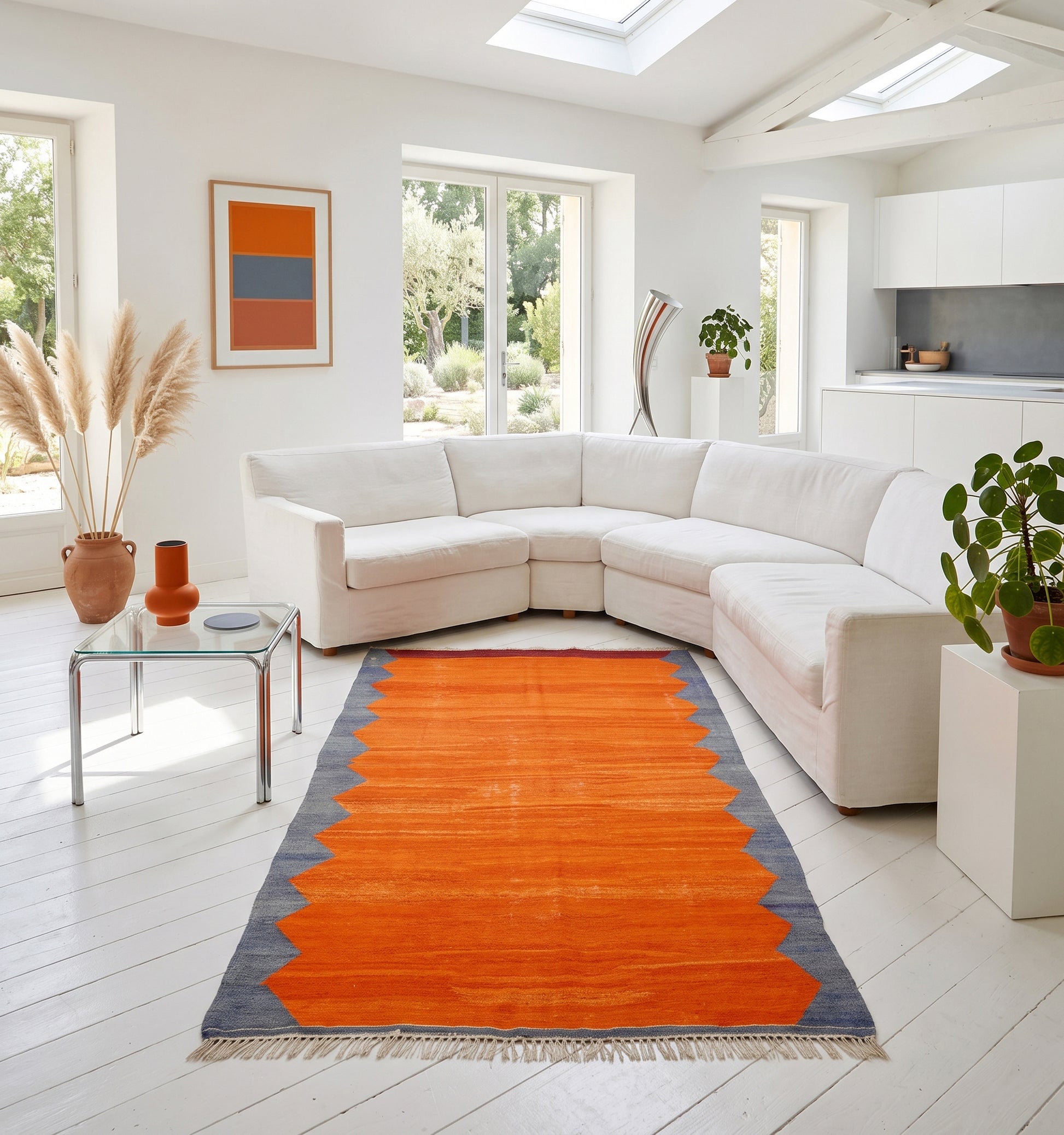 Tapis de salon en laine orange vif avec bordures grises (268 x 142 cm) mis en situation dans un intérieur moderne et lumineux avec canapé blanc et déco design.