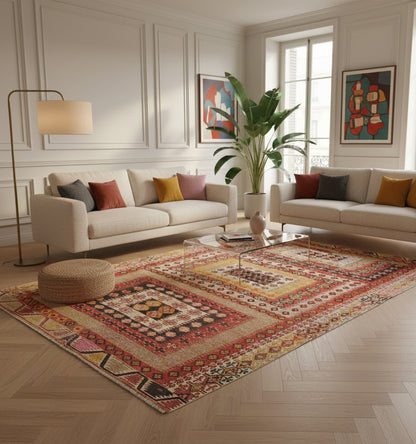 Grand tapis de salon en laine Adana aux motifs géométriques complexes et bordure colorée (306 x 196 cm) mis en situation dans un salon néo-classique avec deux canapés beiges, parquet en chevrons, moulures murales et grandes fenêtres